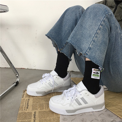 Γυναικεία αθλητικά παπούτσια με κορδόνια σε λευκό χρώμα και επίπεδη σόλα