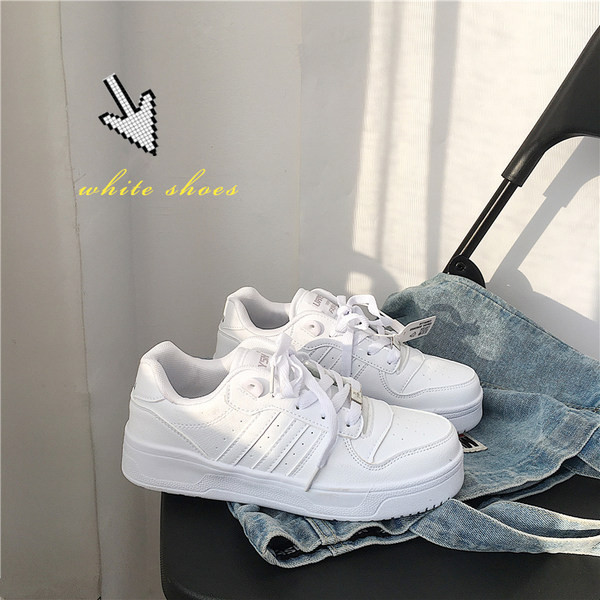 Γυναικεία αθλητικά παπούτσια με κορδόνια σε λευκό χρώμα και επίπεδη σόλα