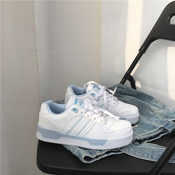 Γυναικεία αθλητικά παπούτσια με κορδόνια σε λευκό χρώμα και επίπεδη σόλα