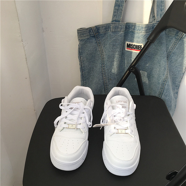 Γυναικεία αθλητικά παπούτσια με κορδόνια σε λευκό χρώμα και επίπεδη σόλα