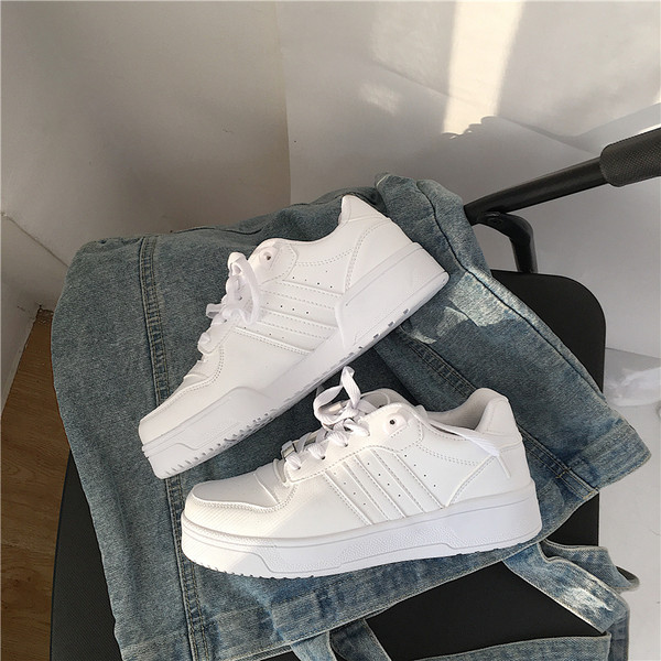 Γυναικεία αθλητικά παπούτσια με κορδόνια σε λευκό χρώμα και επίπεδη σόλα