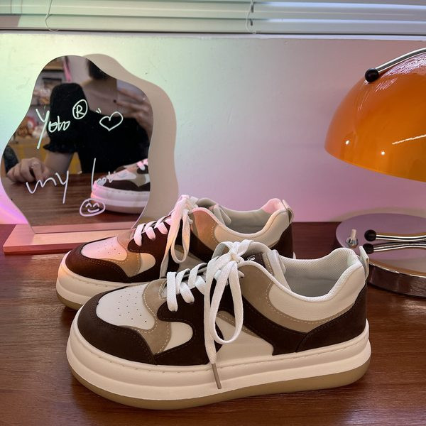 Γυναικεία αθλητικά παπούτσια από τεχνητό σουέντ