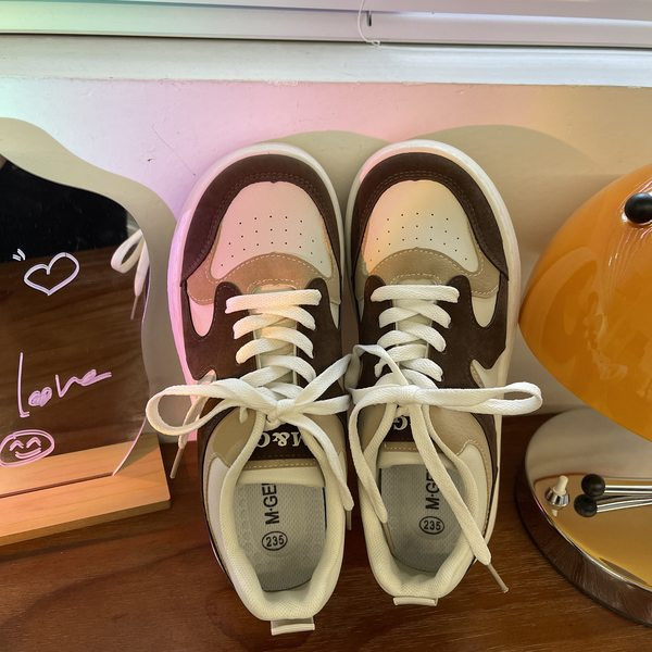 Γυναικεία αθλητικά παπούτσια από τεχνητό σουέντ