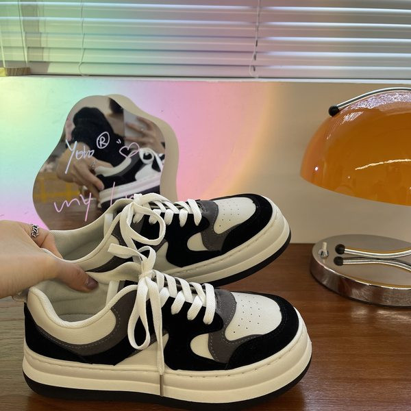 Γυναικεία αθλητικά παπούτσια από τεχνητό σουέντ