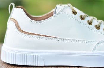 Νέο μοντέλο ανδρικά έκο δερμάτινα sneakers με κορδόνια σε λευκό και μαύρο χρώμα