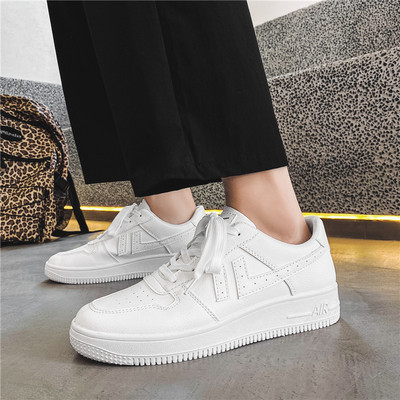 Μοντέρνα ανδρικά έκο δερμάτινα αθλητικά παπούτσια με χοντρή σόλα σε λευκό και μαύρο χρώμα