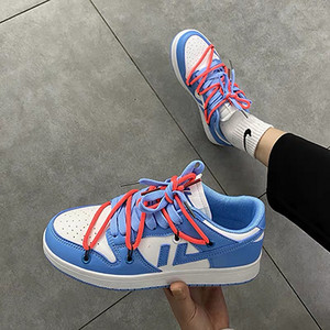 Model nou de adidasi barbatesti cu talpa plate si cravate colorate