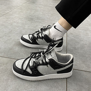 Model nou de adidasi barbatesti cu talpa plate si cravate colorate