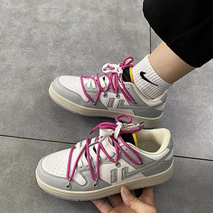 Model nou de adidasi barbatesti cu talpa plate si cravate colorate