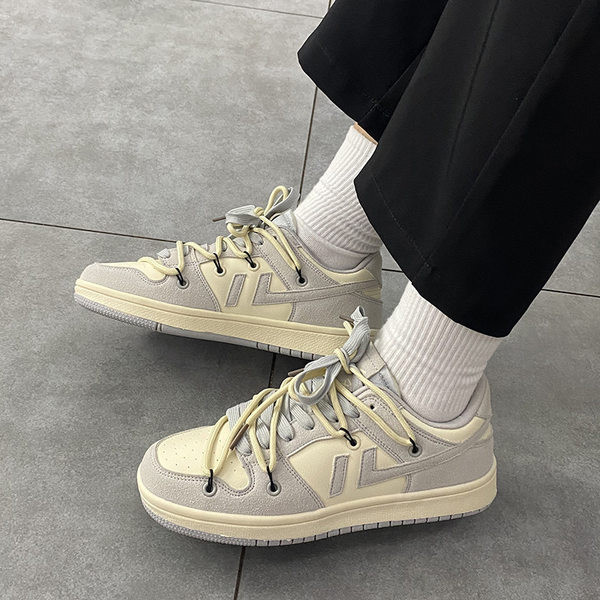 Model nou de adidasi barbatesti cu talpa plate si cravate colorate