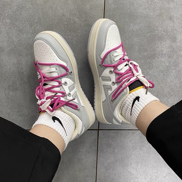 Model nou de adidasi barbatesti cu talpa plate si cravate colorate