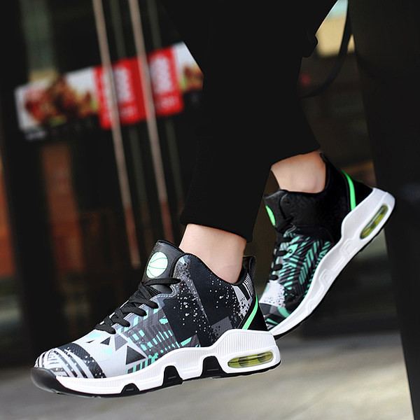 Model nou de adidași pentru bărbați cu aplicare de culoare