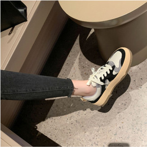 Γυναικεία sneakers από τεχνητό σουέτ με επίπεδη σόλα