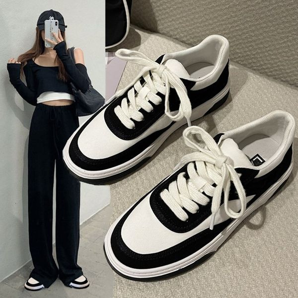 Γυναικεία sneakers με κορδόνια σε μαύρο χρώμα και επίπεδη σόλα