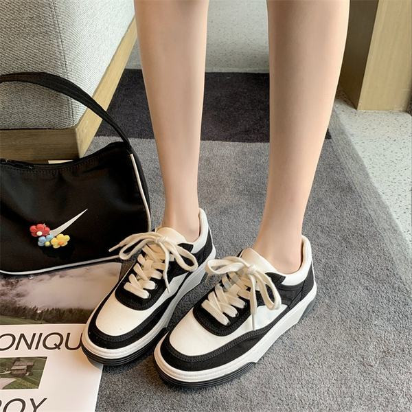 Γυναικεία sneakers με κορδόνια σε μαύρο χρώμα και επίπεδη σόλα