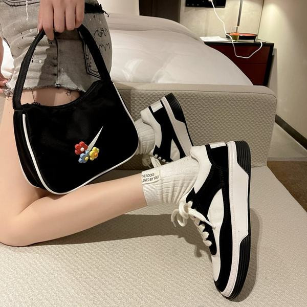 Γυναικεία sneakers με κορδόνια σε μαύρο χρώμα και επίπεδη σόλα