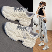 Γυναικεία casual sneakers σε λευκό χρώμα - τραχιά σόλα και κορδόνια