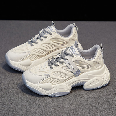 Γυναικεία casual sneakers σε λευκό χρώμα - τραχιά σόλα και κορδόνια