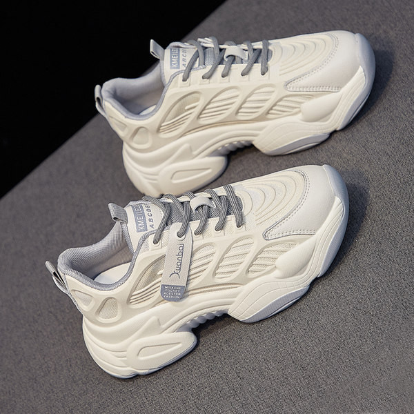 Γυναικεία casual sneakers σε λευκό χρώμα - τραχιά σόλα και κορδόνια