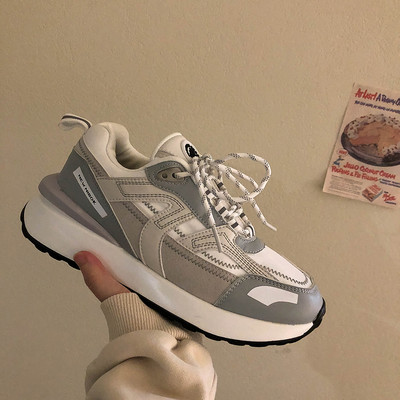 Κομψά γυναικεία sneakers με επίπεδη σόλα, στρογγυλεμένο μοντέλο σε δύο χρώματα