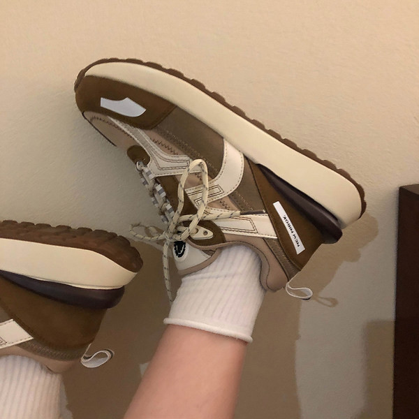 Κομψά γυναικεία sneakers με επίπεδη σόλα, στρογγυλεμένο μοντέλο σε δύο χρώματα