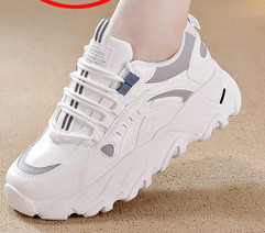 Tenisi de dama de actualitate cu talpa aspra in doua modele