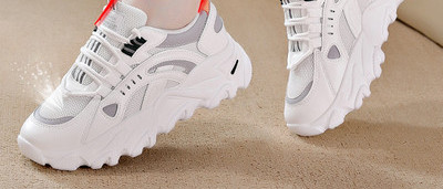 Tenisi de dama de actualitate cu talpa aspra in doua modele