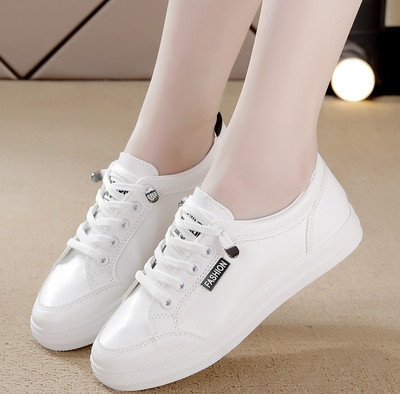 Γυναικεία μοντέρνα sneakers σε δύο μοντέλα και επίπεδη σόλα