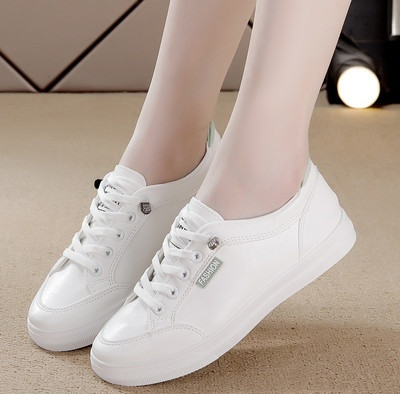 Γυναικεία μοντέρνα sneakers σε δύο μοντέλα και επίπεδη σόλα