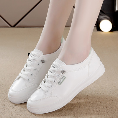 Γυναικεία μοντέρνα sneakers σε δύο μοντέλα και επίπεδη σόλα