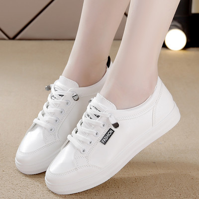 Γυναικεία μοντέρνα sneakers σε δύο μοντέλα και επίπεδη σόλα