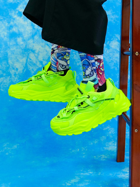 Tenisi moderni pentru bărbați cu talpă groasă - mai multe culori