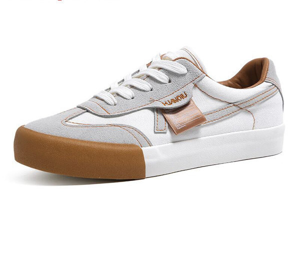 Γυναικεία sneakers από eco suede με επίπεδη σόλα και κορδόνια