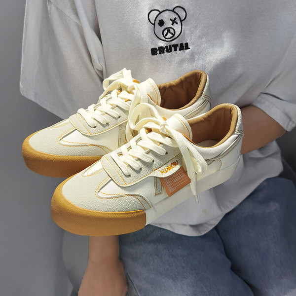 Γυναικεία sneakers από eco suede με επίπεδη σόλα και κορδόνια