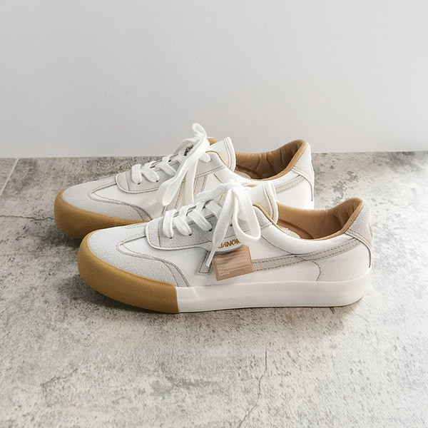 Γυναικεία sneakers από eco suede με επίπεδη σόλα και κορδόνια