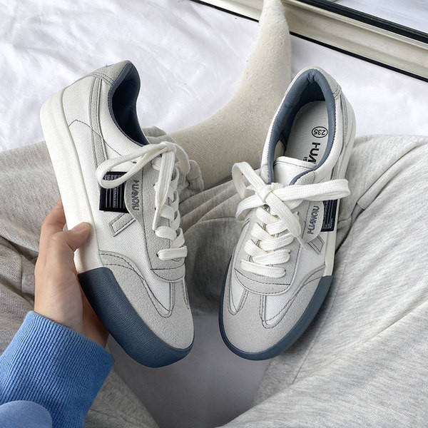 Γυναικεία sneakers από eco suede με επίπεδη σόλα και κορδόνια