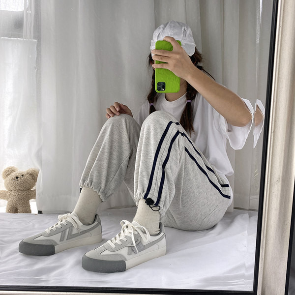 Γυναικεία sneakers από eco suede με επίπεδη σόλα και κορδόνια