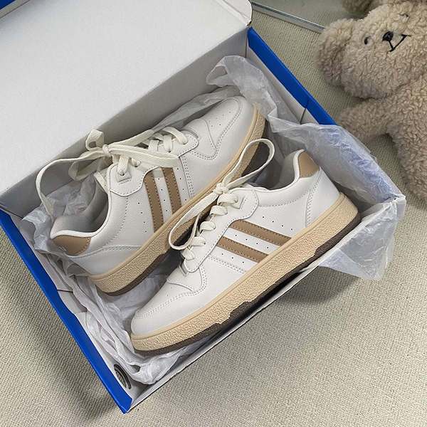 Γυναικεία sneakers με μπορντούρα και επίπεδη σόλα μονόχρωμα