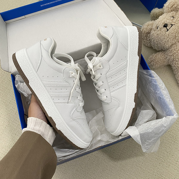 Γυναικεία sneakers με μπορντούρα και επίπεδη σόλα μονόχρωμα