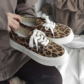 Κομψά γυναικεία sneakers με φλατ σόλα και animal print