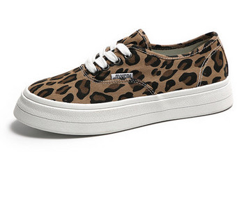 Κομψά γυναικεία sneakers με φλατ σόλα και animal print