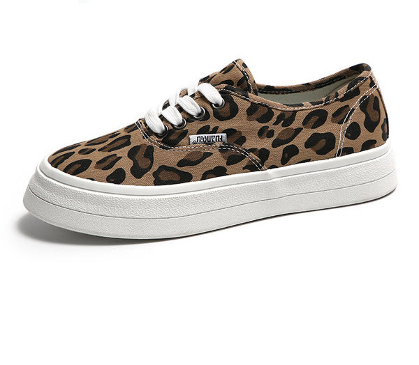 Elegantne ženske tenisice s ravnim potplatom i životinjskim uzorkom