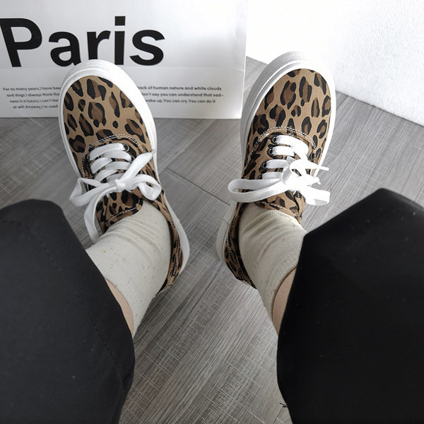 Elegantne ženske tenisice s ravnim potplatom i životinjskim uzorkom