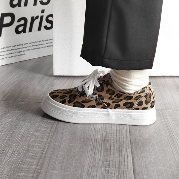 Elegantne ženske tenisice s ravnim potplatom i životinjskim uzorkom