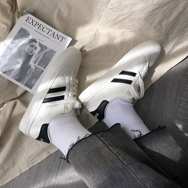 Κομψά γυναικεία sneakers με μπορντούρα και επίπεδη σόλα