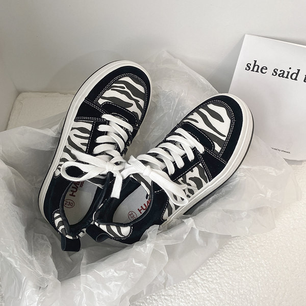 Adidasi eleganti de dama cu imprimeu animal in negru