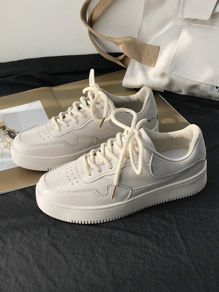 Aktualne ženske tenisice u dva modela i na vezivanje