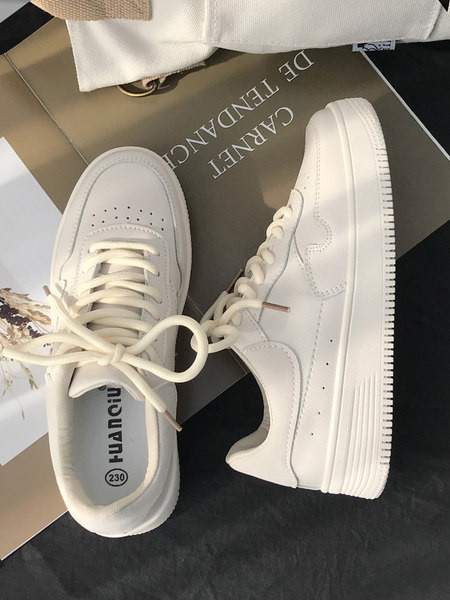 Aktualne ženske tenisice u dva modela i na vezivanje