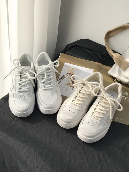 Aktualne ženske tenisice u dva modela i na vezivanje