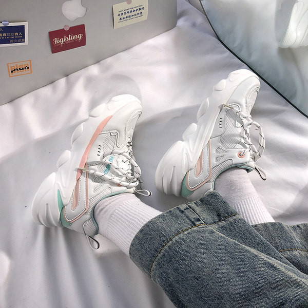 Σύγχρονα γυναικεία αθλητοικά παπούτσια με επιγραφή και πλέγμα